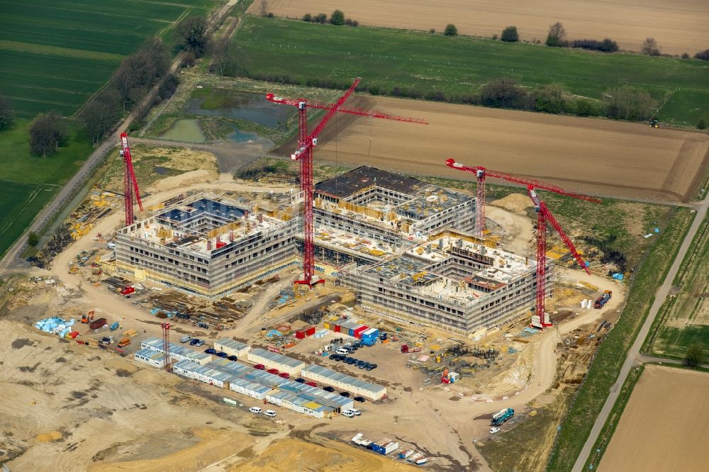 Obernkirchen aus der Vogelperspektive: Baustelle auf dem Krankenhausgelände zum Neubau eines Gesamtklinikum für das Schaumburger Land in Obernkirchen im Bundesland Niedersachsen