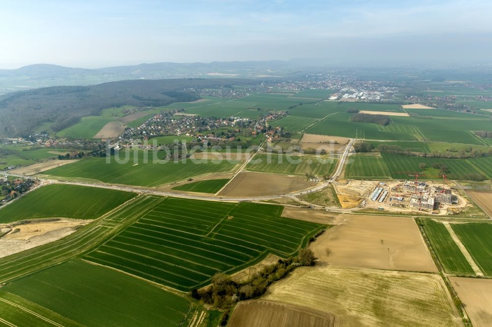 Obernkirchen aus der Vogelperspektive: Baustelle auf dem Krankenhausgelände zum Neubau eines Gesamtklinikum für das Schaumburger Land in Obernkirchen im Bundesland Niedersachsen