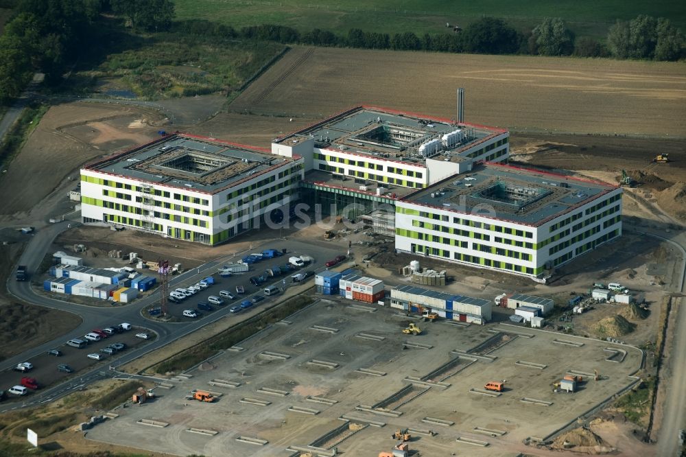 Obernkirchen aus der Vogelperspektive: Baustelle auf dem Krankenhausgelände zum Neubau eines Gesamtklinikum für das Schaumburger Land in Obernkirchen im Bundesland Niedersachsen