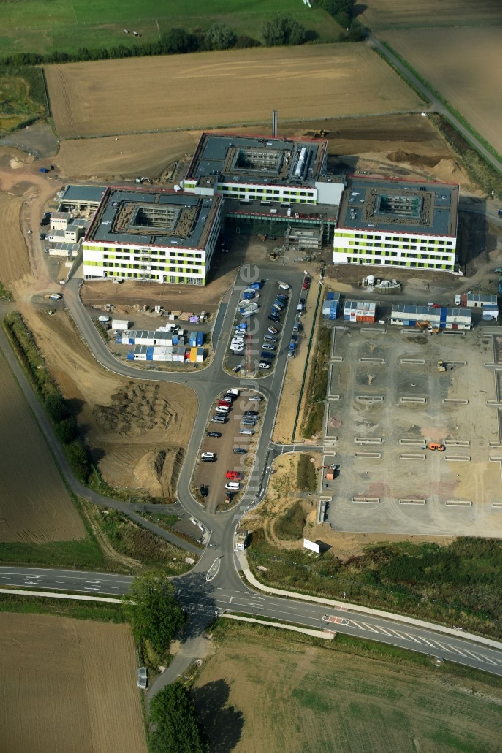 Obernkirchen aus der Vogelperspektive: Baustelle auf dem Krankenhausgelände zum Neubau eines Gesamtklinikum für das Schaumburger Land in Obernkirchen im Bundesland Niedersachsen