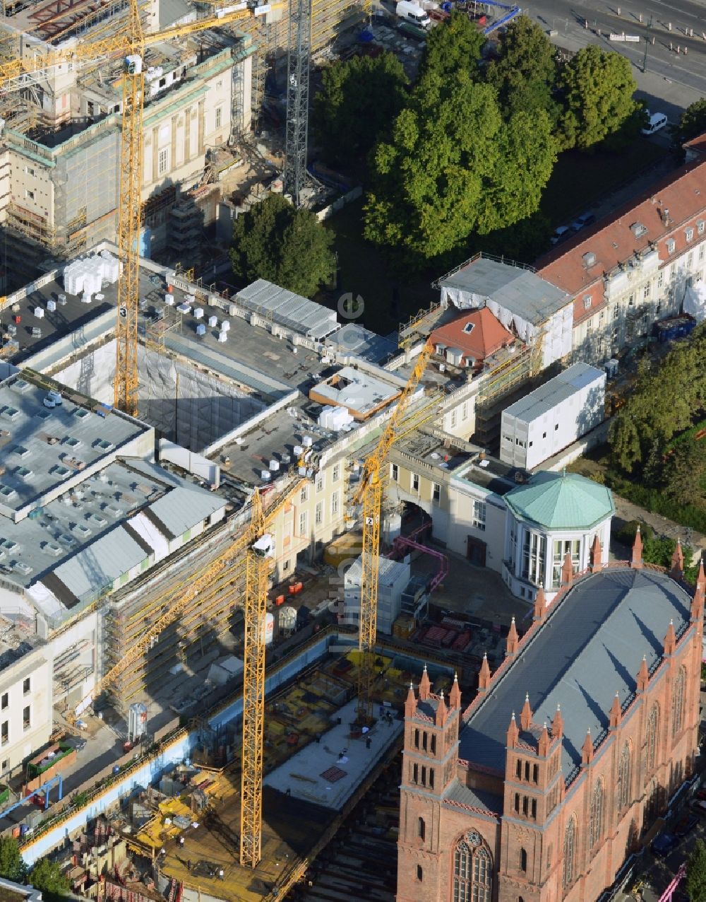 Luftaufnahme Berlin - Baustelle der Kronprinzengärten an der Friedrichswerderscher Kirche in Berlin- Mitte