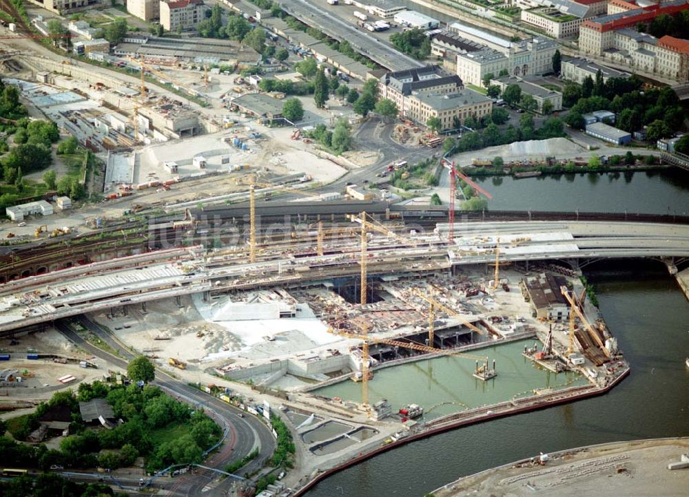 Berlin - Tiergarten / Mitte aus der Vogelperspektive: Baustelle am Lehrter Bahnhof auf dem Spreebogen.