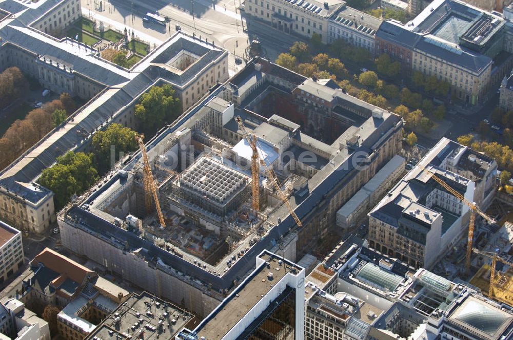 Berlin Mitte aus der Vogelperspektive: Baustelle Lesesaal der Staatsbibliothek Unter den Linden Berlin