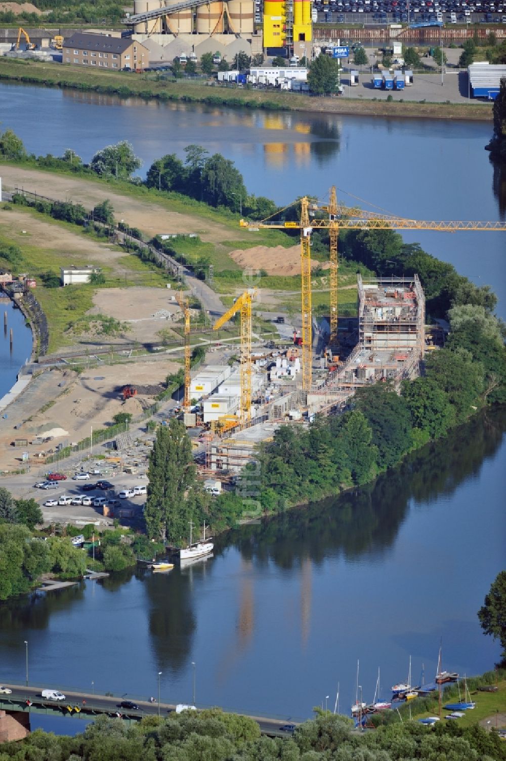 Offenbach aus der Vogelperspektive: Baustelle auf der Maininsel in Offenbach im Bundesland Hessen