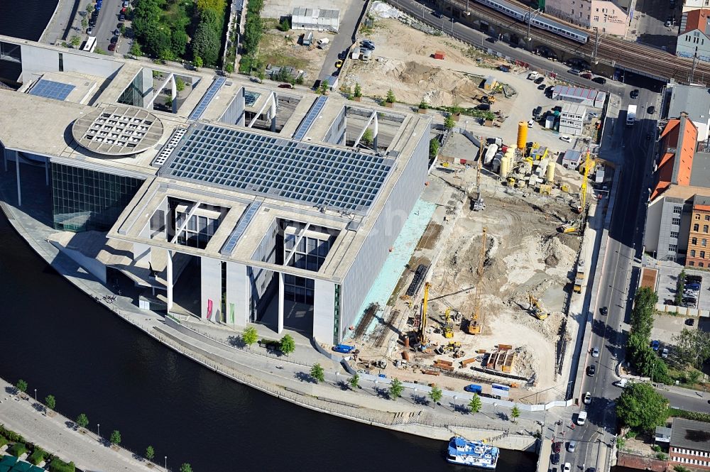 Luftaufnahme Berlin - Baustelle vor dem Marie-Elisabeth-Lüders-Haus im Berliner Regierungsviertel im Bundesland Berlin