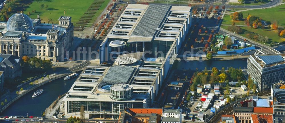 Luftaufnahme Berlin - Baustelle vor dem Marie-Elisabeth-Lüders-Haus im Berliner Regierungsviertel in Berlin