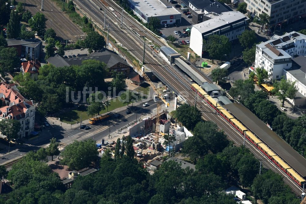 Berlin von oben - Baustelle der Mark-A. Krüger Bauunternehmung GmbH zum Neubau des Wohn- Gebäudekomplexes mit Einkaufszentrum Treskowallee - Am Carlsgarten am S-Bahnhof Karlshorst in Berlin