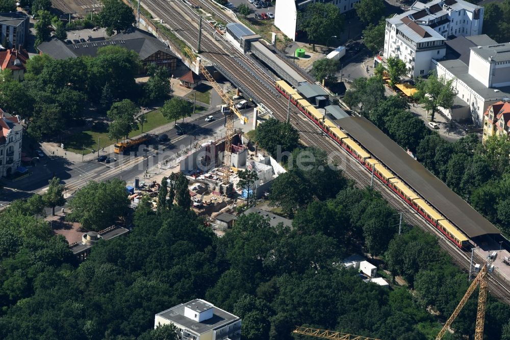 Berlin aus der Vogelperspektive: Baustelle der Mark-A. Krüger Bauunternehmung GmbH zum Neubau des Wohn- Gebäudekomplexes mit Einkaufszentrum Treskowallee - Am Carlsgarten am S-Bahnhof Karlshorst in Berlin