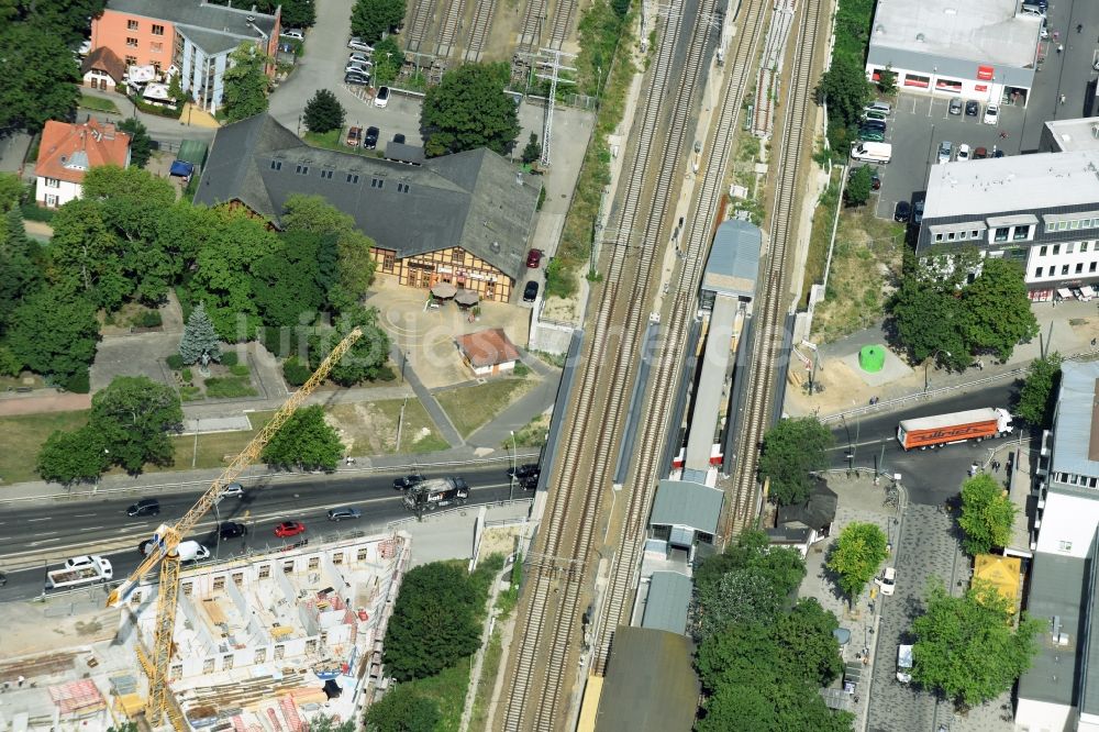 Luftaufnahme Berlin - Baustelle der Mark-A. Krüger Bauunternehmung GmbH zum Neubau des Wohn- Gebäudekomplexes mit Einkaufszentrum Treskowallee - Am Carlsgarten am S-Bahnhof Karlshorst in Berlin