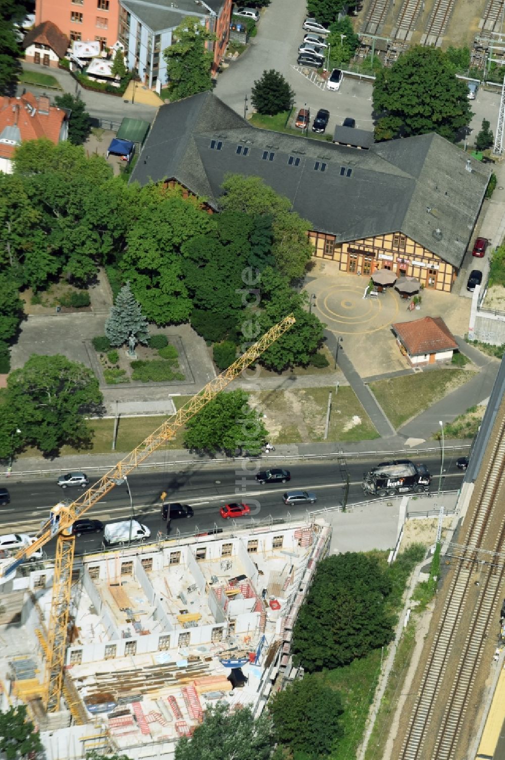 Berlin aus der Vogelperspektive: Baustelle der Mark-A. Krüger Bauunternehmung GmbH zum Neubau des Wohn- Gebäudekomplexes mit Einkaufszentrum Treskowallee - Am Carlsgarten am S-Bahnhof Karlshorst in Berlin