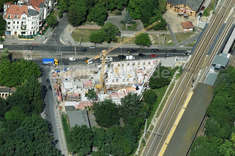 Luftbild Berlin - Baustelle der Mark-A. Krüger Bauunternehmung GmbH zum Neubau des Wohn- Gebäudekomplexes mit Einkaufszentrum Treskowallee - Am Carlsgarten am S-Bahnhof Karlshorst in Berlin