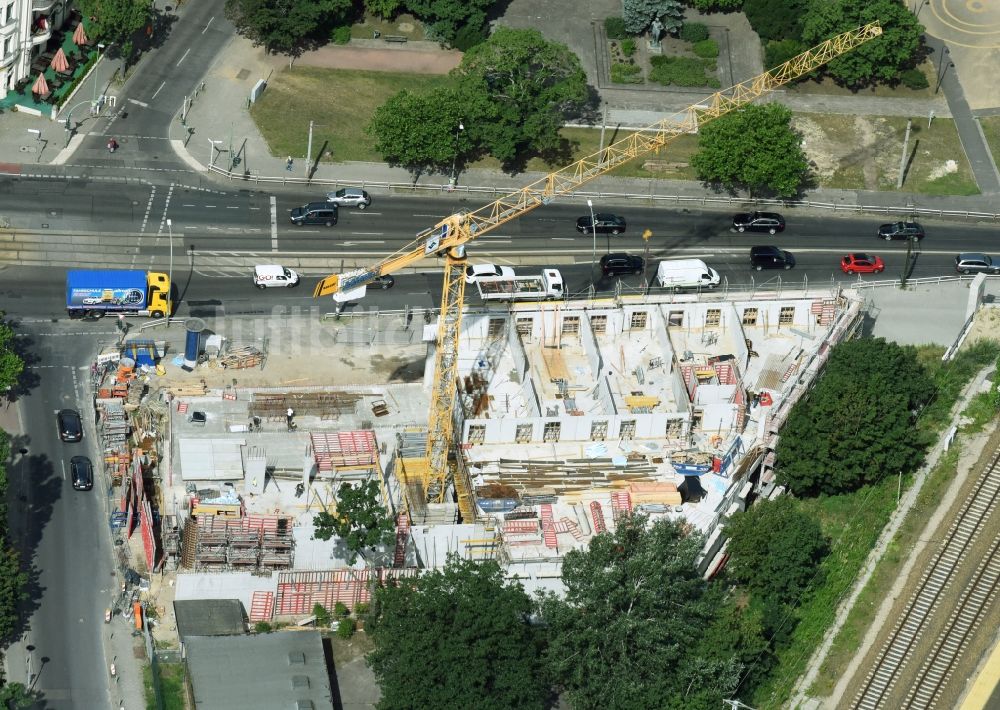 Luftaufnahme Berlin - Baustelle der Mark-A. Krüger Bauunternehmung GmbH zum Neubau des Wohn- Gebäudekomplexes mit Einkaufszentrum Treskowallee - Am Carlsgarten am S-Bahnhof Karlshorst in Berlin