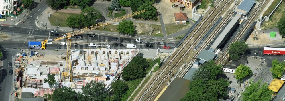 Luftbild Berlin - Baustelle der Mark-A. Krüger Bauunternehmung GmbH zum Neubau des Wohn- Gebäudekomplexes mit Einkaufszentrum Treskowallee - Am Carlsgarten am S-Bahnhof Karlshorst in Berlin