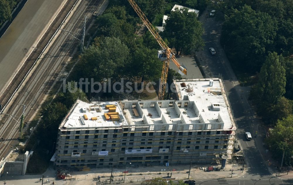 Berlin von oben - Baustelle der Mark-A. Krüger Bauunternehmung GmbH zum Neubau des Wohn- Gebäudekomplexes mit Einkaufszentrum Treskowallee - Am Carlsgarten am S-Bahnhof Karlshorst in Berlin