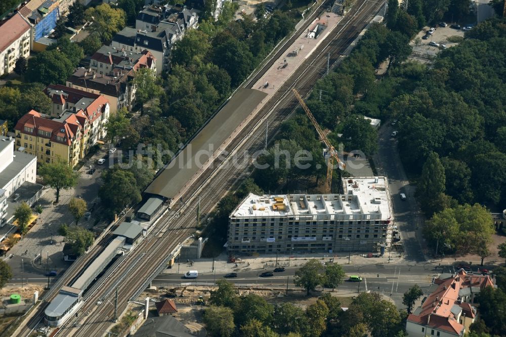 Berlin aus der Vogelperspektive: Baustelle der Mark-A. Krüger Bauunternehmung GmbH zum Neubau des Wohn- Gebäudekomplexes mit Einkaufszentrum Treskowallee - Am Carlsgarten am S-Bahnhof Karlshorst in Berlin