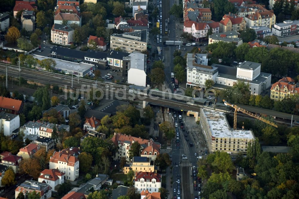 Luftaufnahme Berlin - Baustelle der Mark-A. Krüger Bauunternehmung GmbH zum Neubau des Wohn- Gebäudekomplexes mit Einkaufszentrum Treskowallee - Am Carlsgarten am S-Bahnhof Karlshorst in Berlin