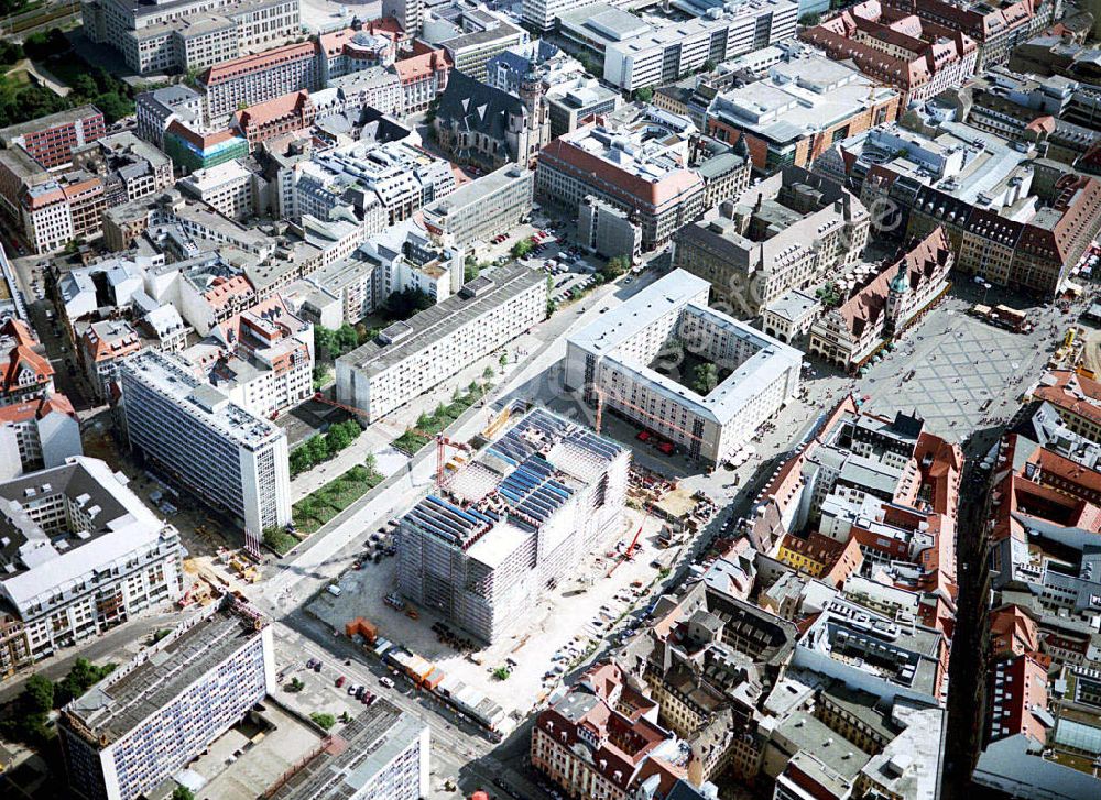 Leipzig / Sachsen aus der Vogelperspektive: 07.09.2002 Baustelle am Marktplatz vor dem Alten Rathaus in Leipzig.