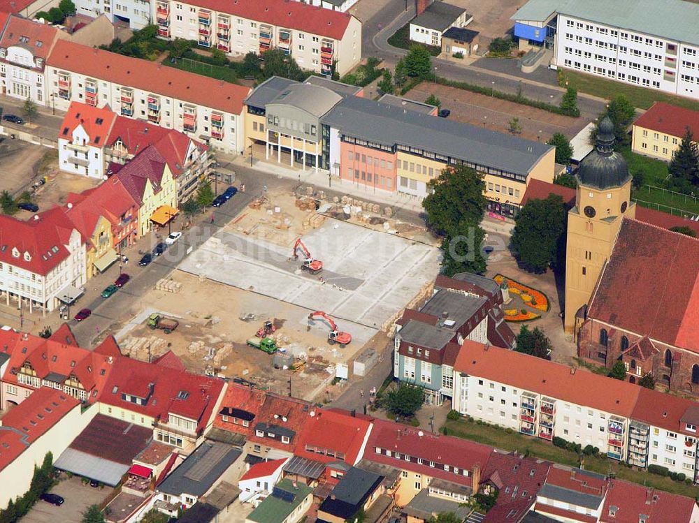 Lübben (Brandenburg) von oben - Baustelle am Marktplatz in Lübben