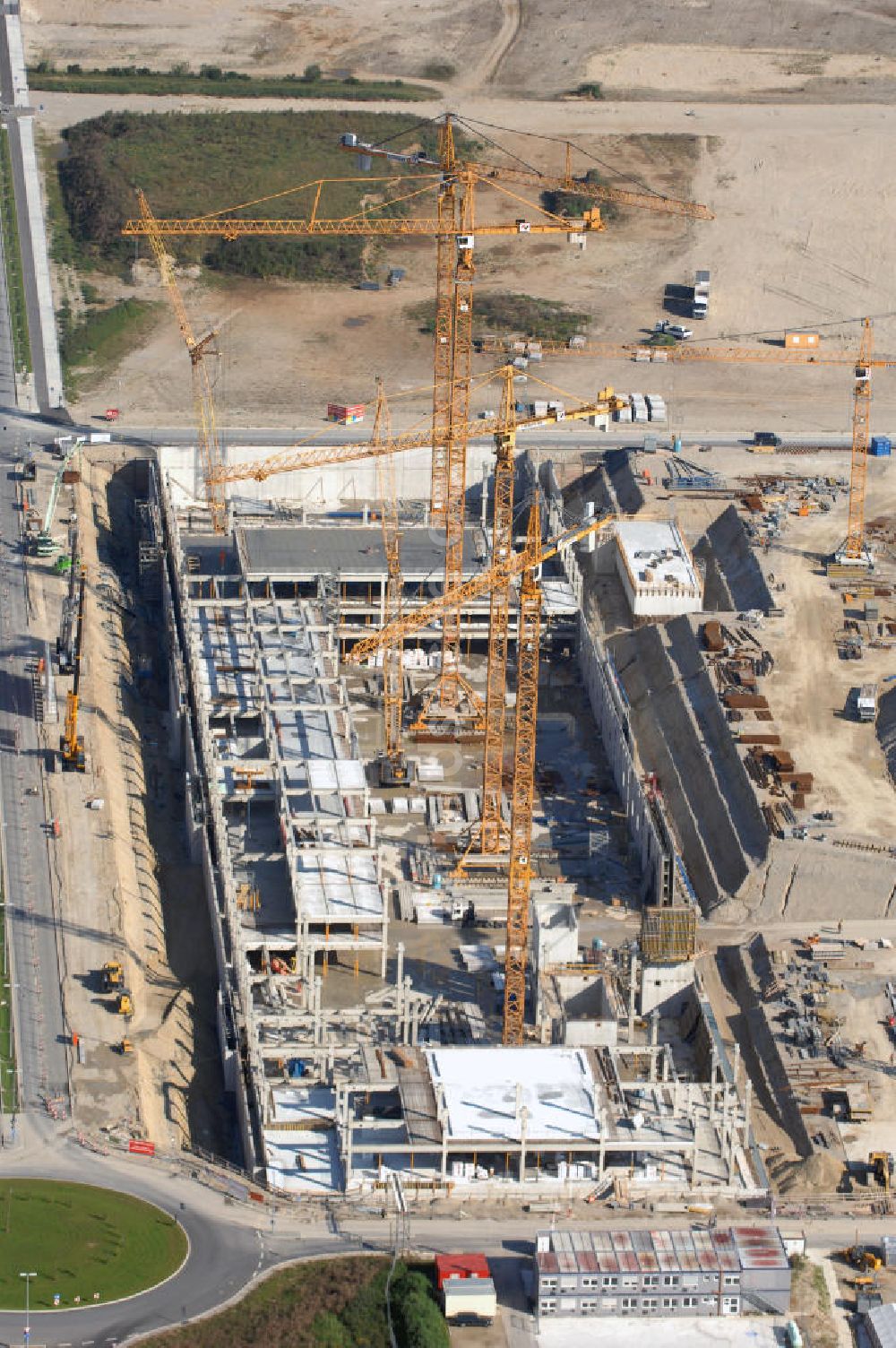 Luftaufnahme MÜNCHEN - Baustelle des Möbelhauses Höffner an der Hans-Steinkohl-Strasse im Südwesten Münchens