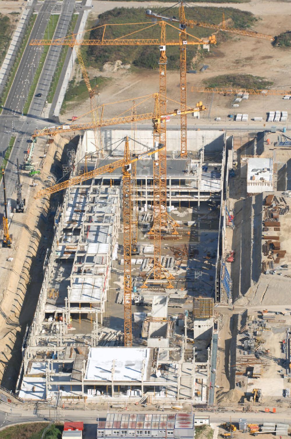 MÜNCHEN von oben - Baustelle des Möbelhauses Höffner an der Hans-Steinkohl-Strasse im Südwesten Münchens