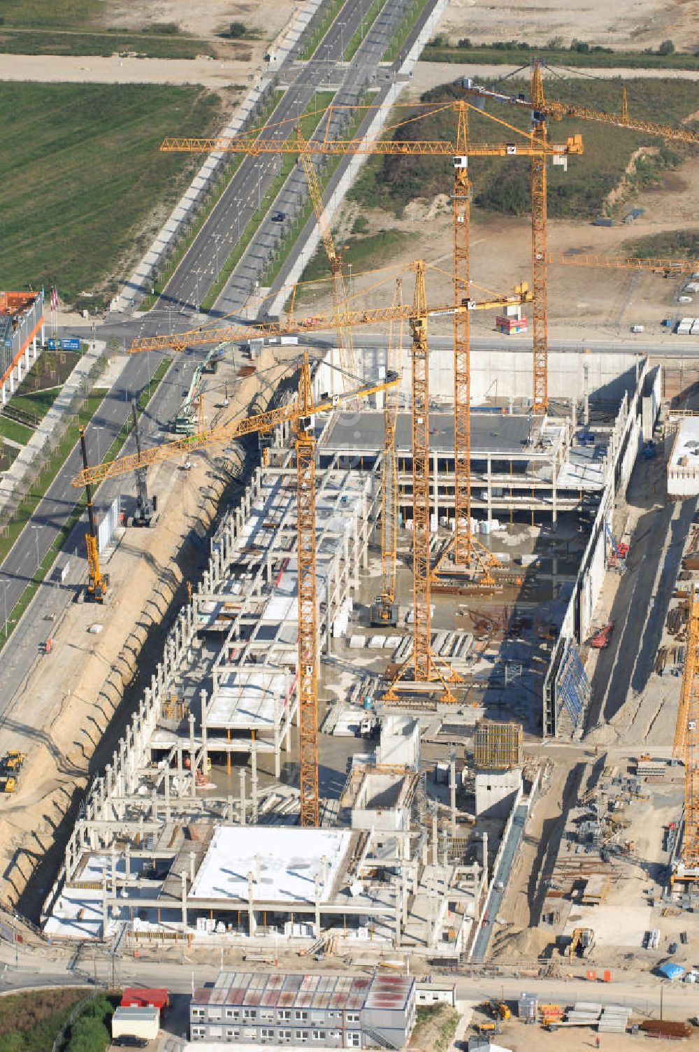 MÜNCHEN aus der Vogelperspektive: Baustelle des Möbelhauses Höffner an der Hans-Steinkohl-Strasse im Südwesten Münchens