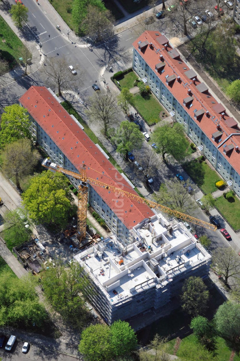 Berlin von oben - Baustelle Mehrfamilienhaus an der Robert-Uhrig-Straße in Berlin Lichtenberg