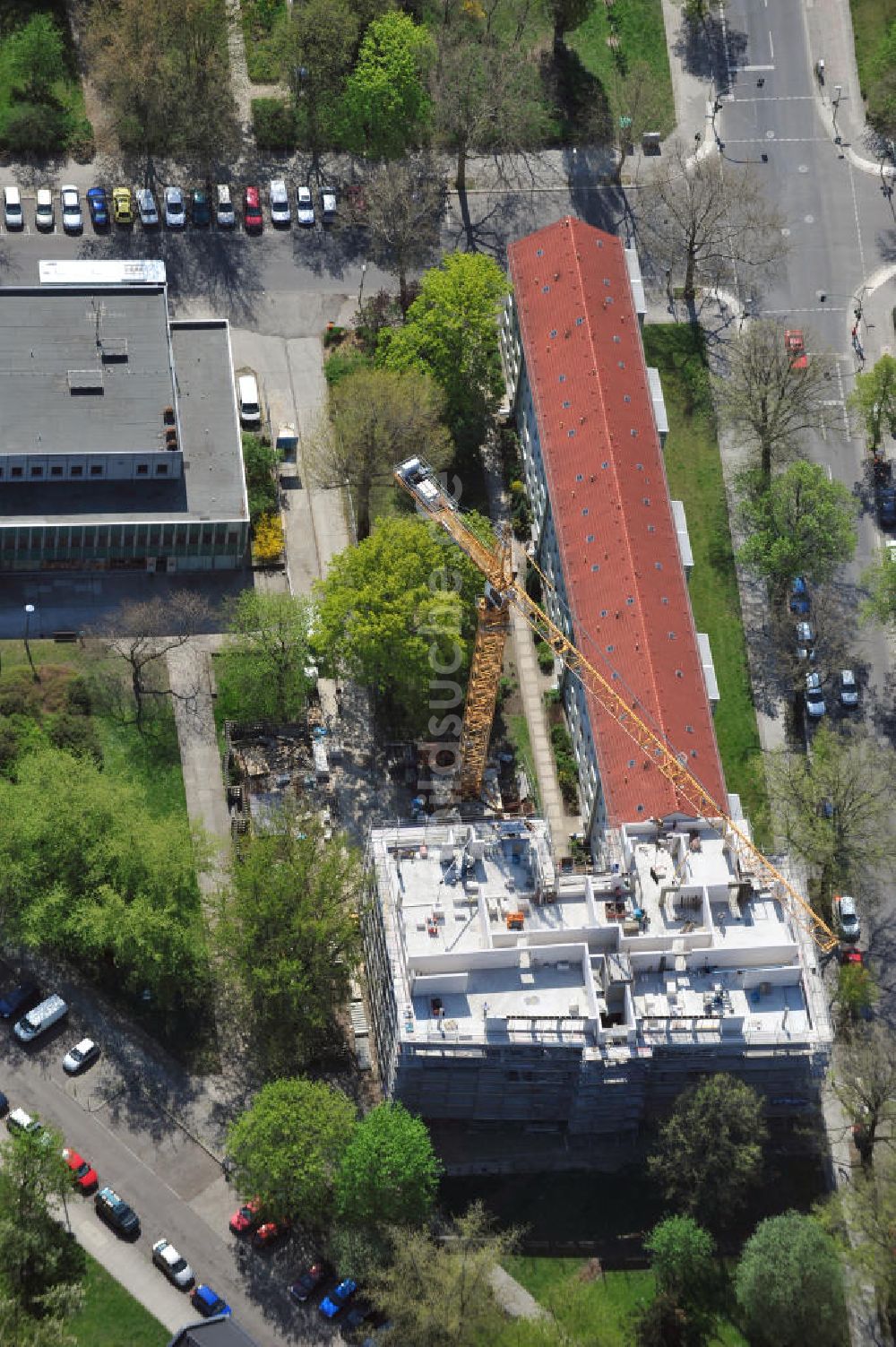 Berlin aus der Vogelperspektive: Baustelle Mehrfamilienhaus an der Robert-Uhrig-Straße in Berlin Lichtenberg