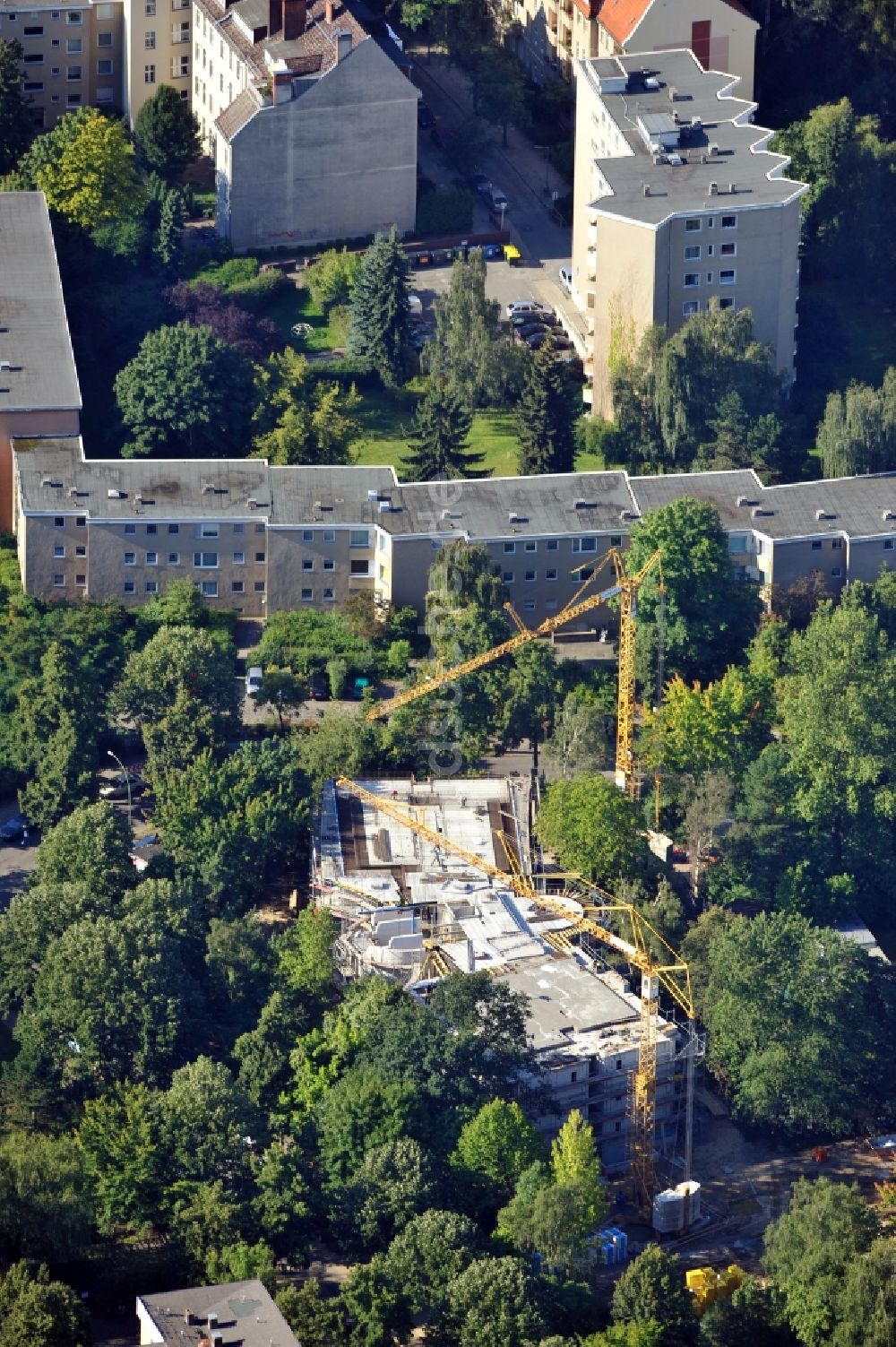 Berlin aus der Vogelperspektive: Baustelle eines Mehrfamilienhauses am Kamenzer Damm im Bezirk Lankwitz in Berlin