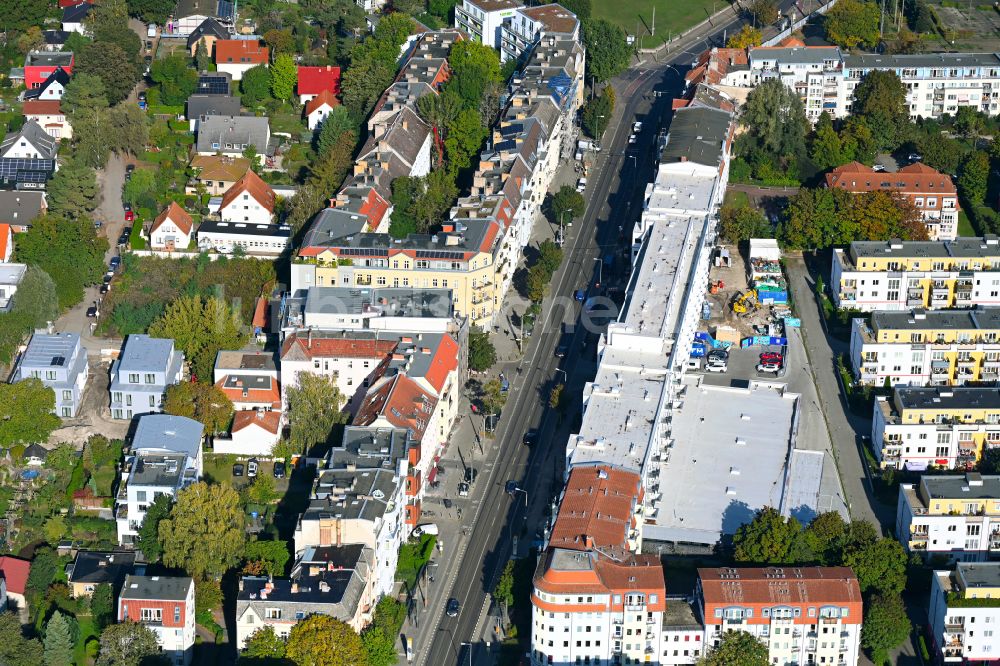 Luftaufnahme Berlin - Baustelle Mehrfamilienhaussiedlung Dietzgenstraße mit Aldi Supermarkt im Ortsteil Niederschönhausen in Berlin, Deutschland