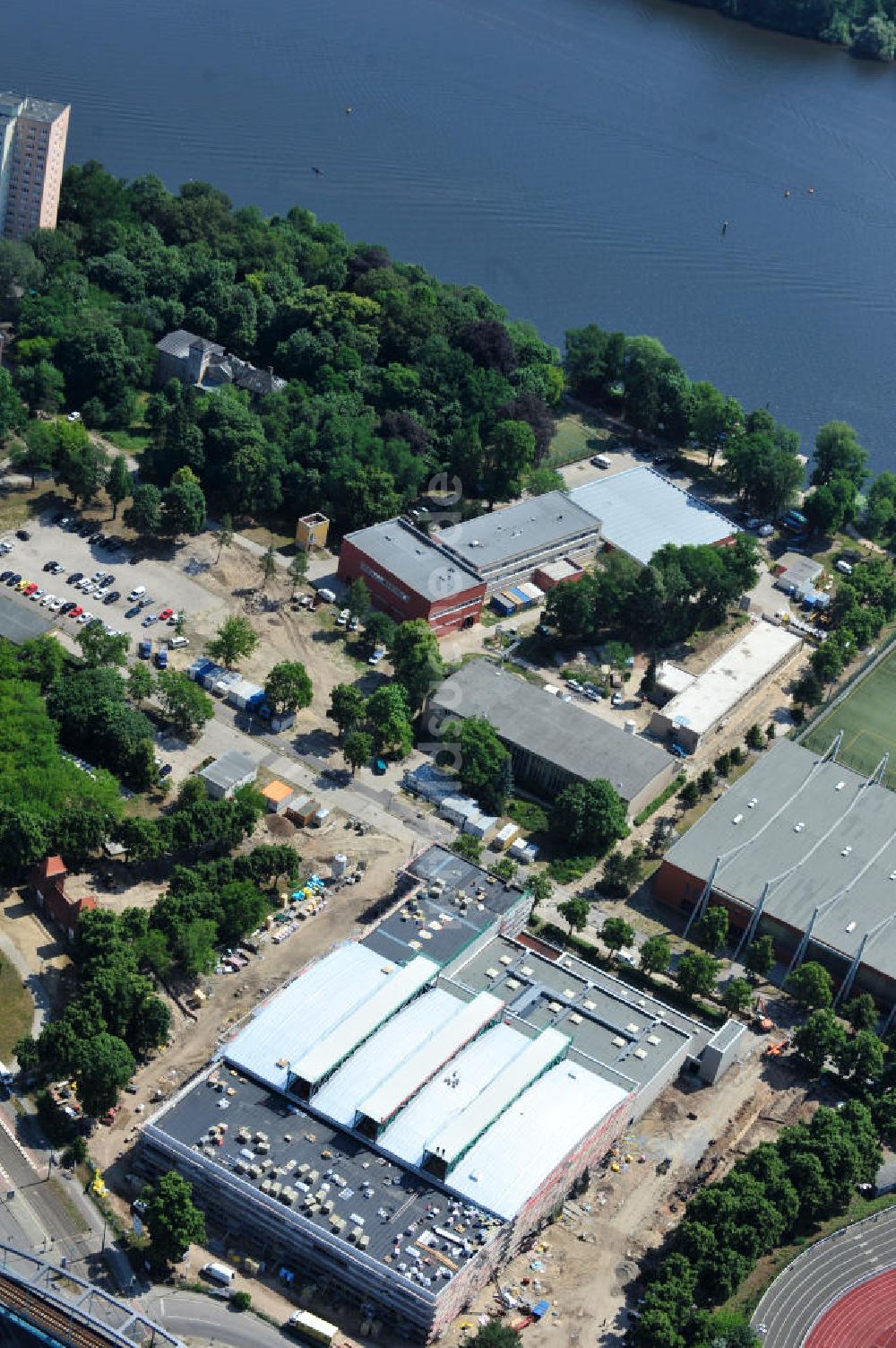 Luftbild Potsdam - Baustelle der Mehrzweck-Sporthalle am Olympia-Stützpunkt Luftschiffhafen im Südwesten Potsdams