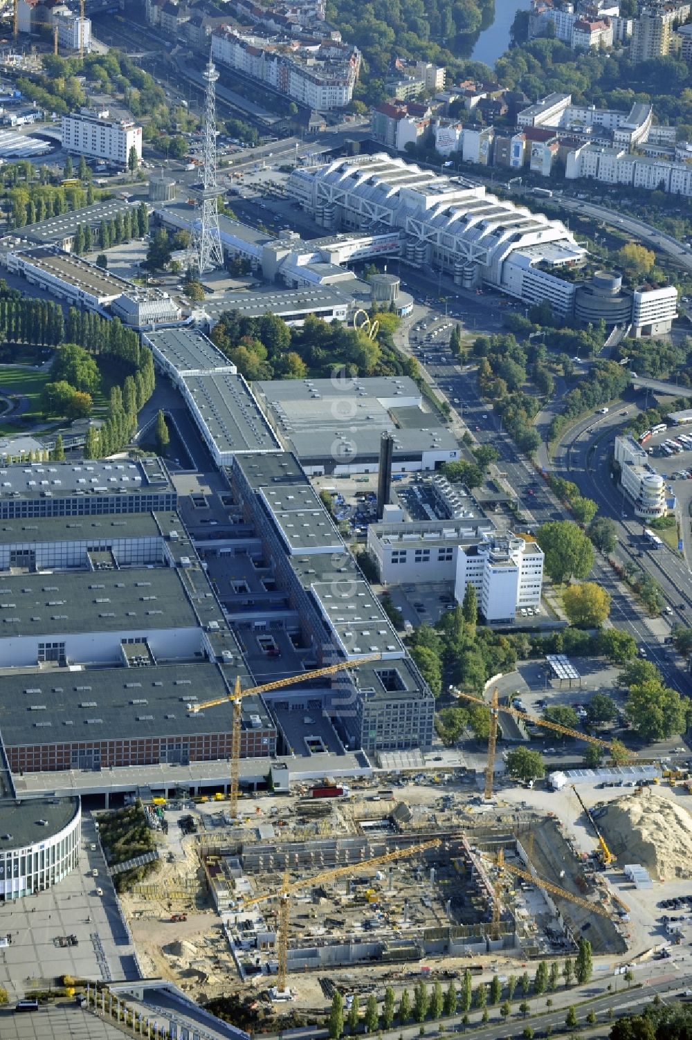 Berlin von oben - Baustelle Messe Veranstaltungsstätte City Cube am Messegelände in Berlin Charlottenburg