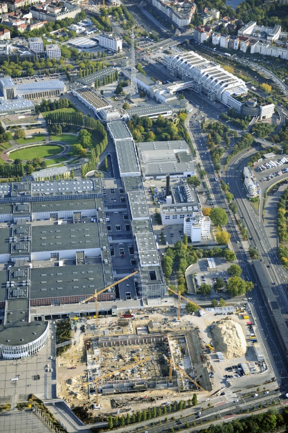 Berlin aus der Vogelperspektive: Baustelle Messe Veranstaltungsstätte City Cube am Messegelände in Berlin Charlottenburg