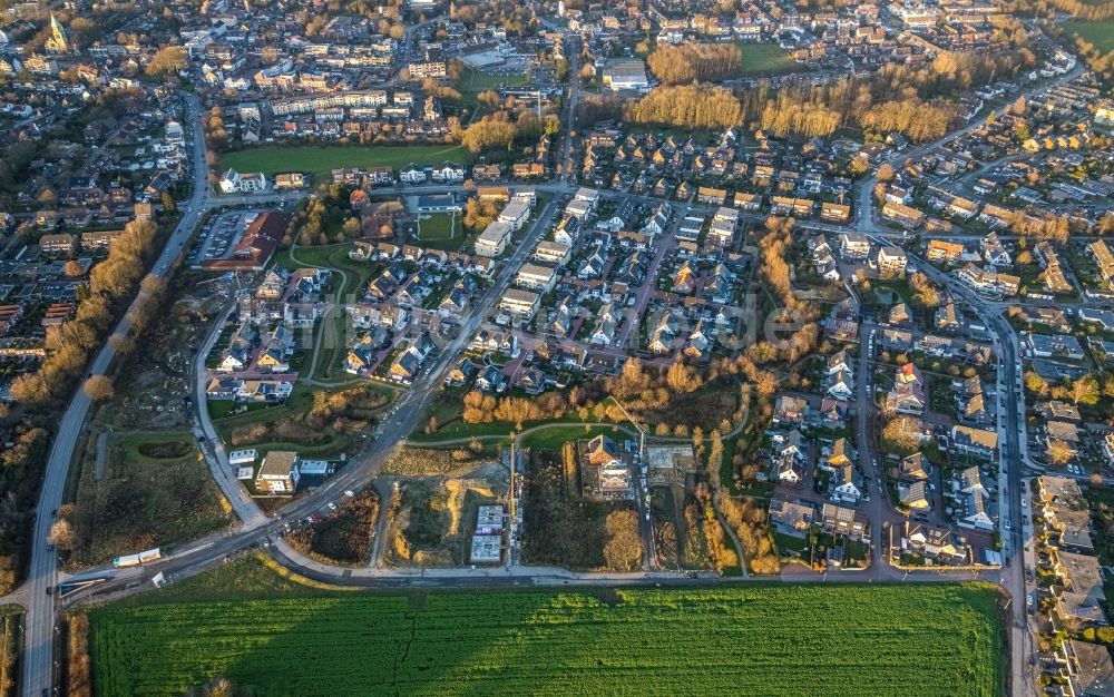 Bottrop aus der Vogelperspektive: Baustelle Mischbebauung eines Wohngebiets mit Mehrfamilienhäusern und Einfamilienhäusern am Kirchhellener Ring - Dorfheide im Ortsteil Kirchhellen in Bottrop im Bundesland Nordrhein-Westfalen, Deutschland