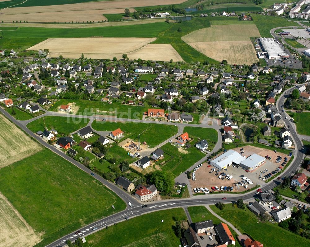 Lauenhain aus der Vogelperspektive: Baustelle Mischbebauung eines Wohngebiets mit Mehrfamilienhäusern und Einfamilienhäusern in Lauenhain im Bundesland Sachsen, Deutschland