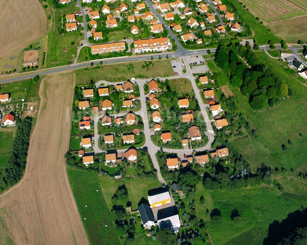 Mühlbach aus der Vogelperspektive: Baustelle Mischbebauung eines Wohngebiets mit Mehrfamilienhäusern und Einfamilienhäusern in Mühlbach im Bundesland Sachsen, Deutschland