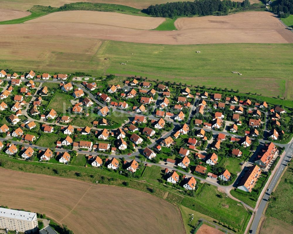 Luftbild Mühlbach - Baustelle Mischbebauung eines Wohngebiets mit Mehrfamilienhäusern und Einfamilienhäusern in Mühlbach im Bundesland Sachsen, Deutschland