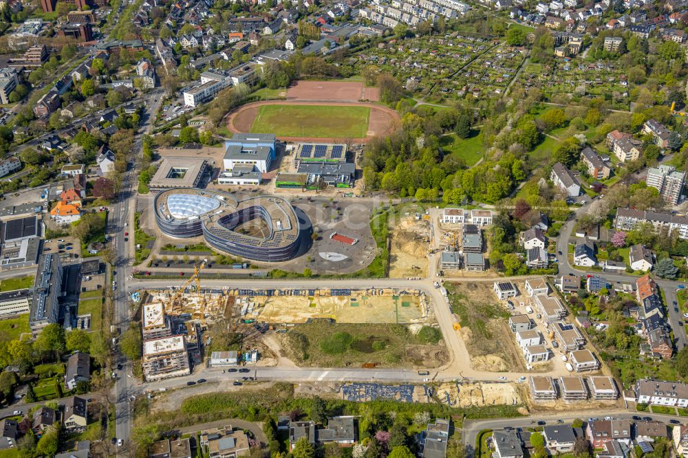 Bochum aus der Vogelperspektive: Baustelle Mischbebauung eines Wohngebiets mit Mehrfamilienhäusern Quartier 47 und Einfamilienhäusern an der Querenburger Straße in Bochum im Bundesland Nordrhein-Westfalen, Deutschland