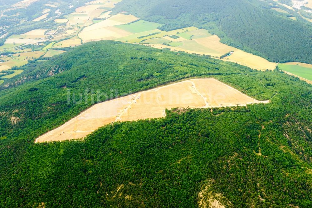 La Bâtie-Montsaléon aus der Vogelperspektive: Baustelle und Montage- Arbeiten für Solarpark bzw. Solarkraftwerk in La Bâtie-Montsaléon in Provence-Alpes-Cote d'Azur, Frankreich