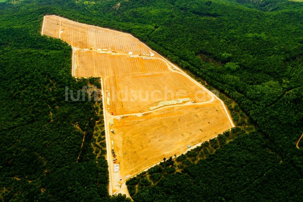 Luftaufnahme La Bâtie-Montsaléon - Baustelle und Montage- Arbeiten für Solarpark bzw. Solarkraftwerk in La Bâtie-Montsaléon in Provence-Alpes-Cote d'Azur, Frankreich