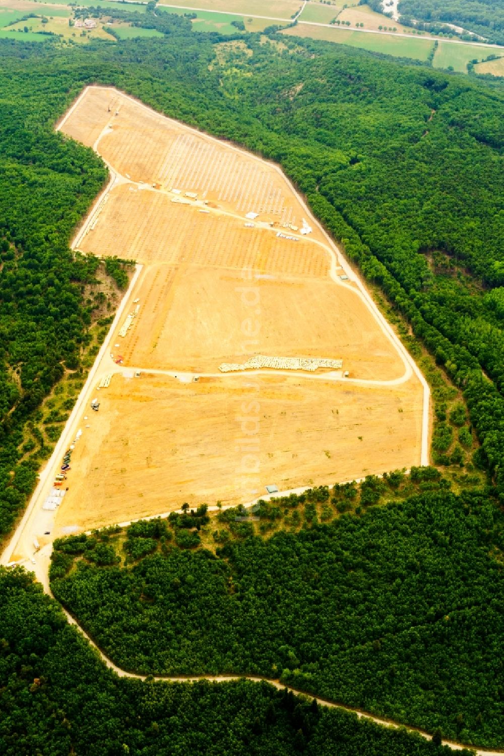 La Bâtie-Montsaléon von oben - Baustelle und Montage- Arbeiten für Solarpark bzw. Solarkraftwerk in La Bâtie-Montsaléon in Provence-Alpes-Cote d'Azur, Frankreich