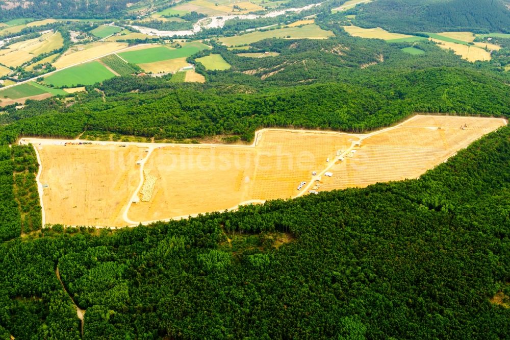 Luftbild La Bâtie-Montsaléon - Baustelle und Montage- Arbeiten für Solarpark bzw. Solarkraftwerk in La Bâtie-Montsaléon in Provence-Alpes-Cote d'Azur, Frankreich