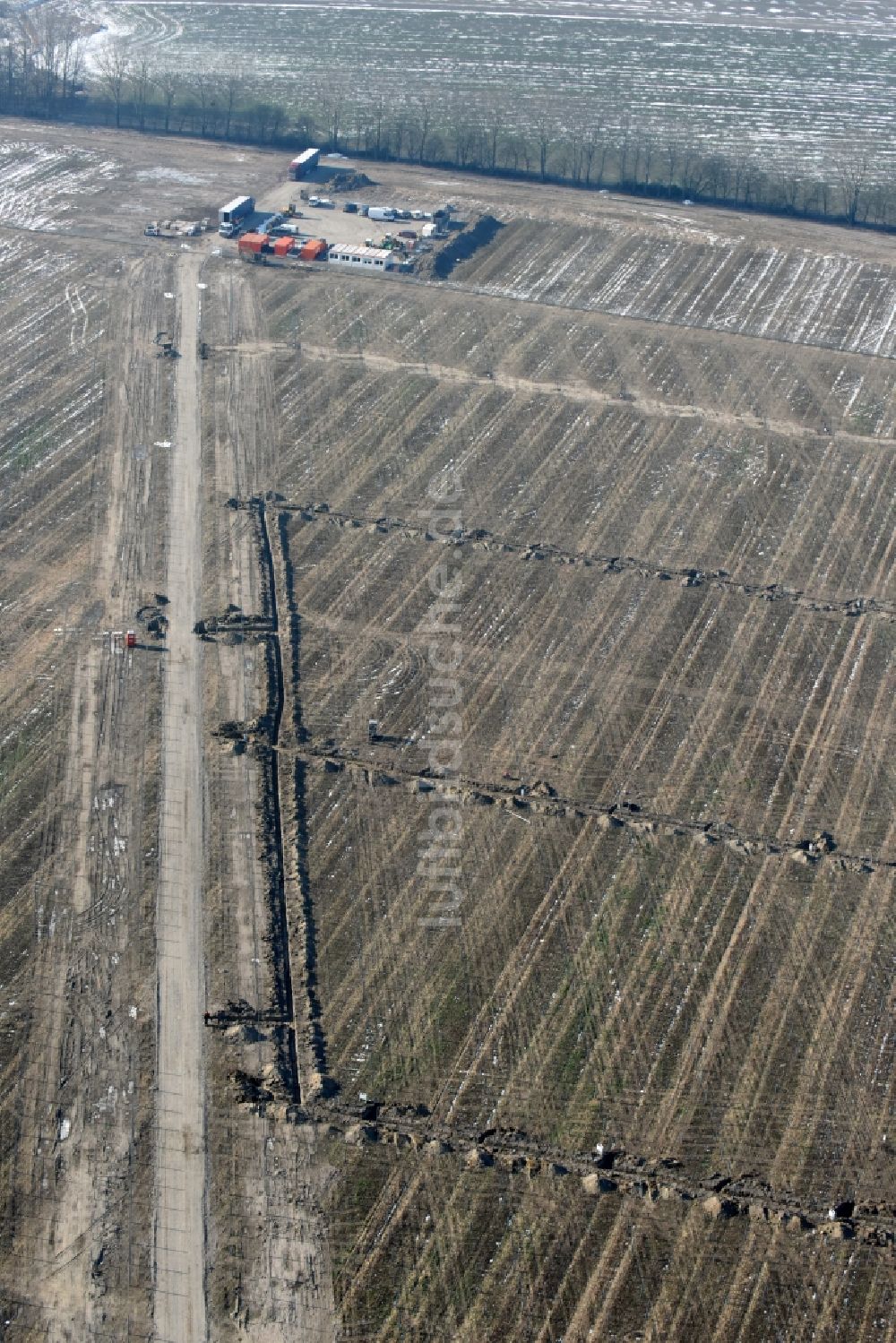 Willmersdorf aus der Vogelperspektive: Baustelle und Montage- Arbeiten für Solarpark bzw. Solarkraftwerk in Willmersdorf im Bundesland Brandenburg