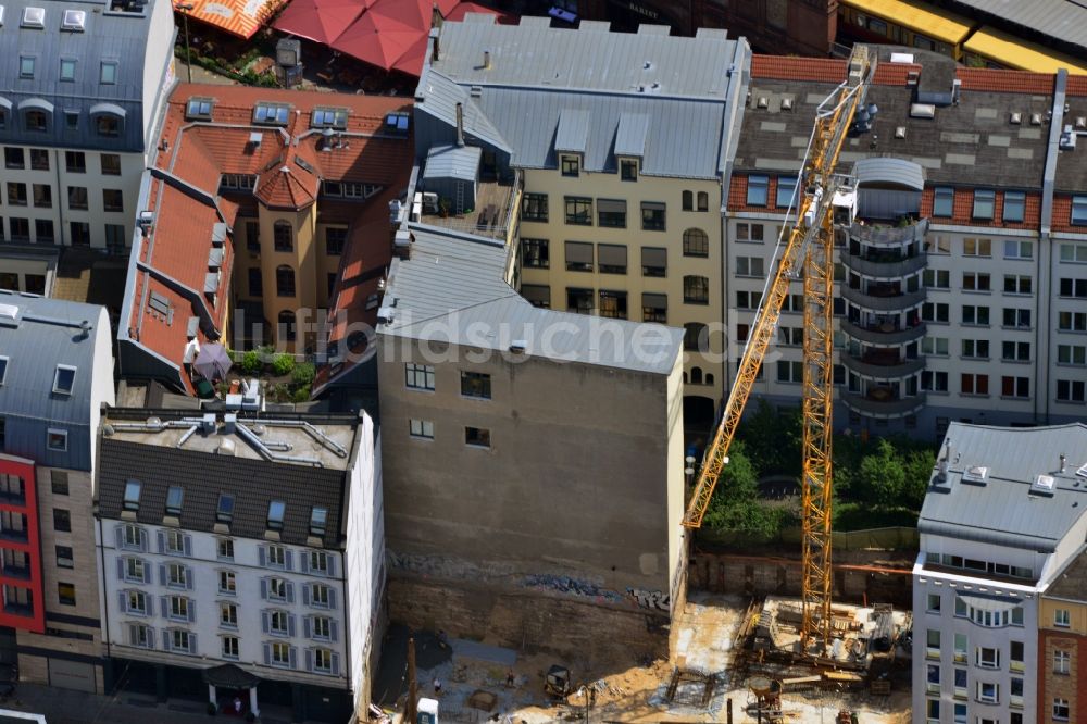 Berlin aus der Vogelperspektive: Baustelle neben dem Hotel Hakescher Markt in Berlin-Mitte