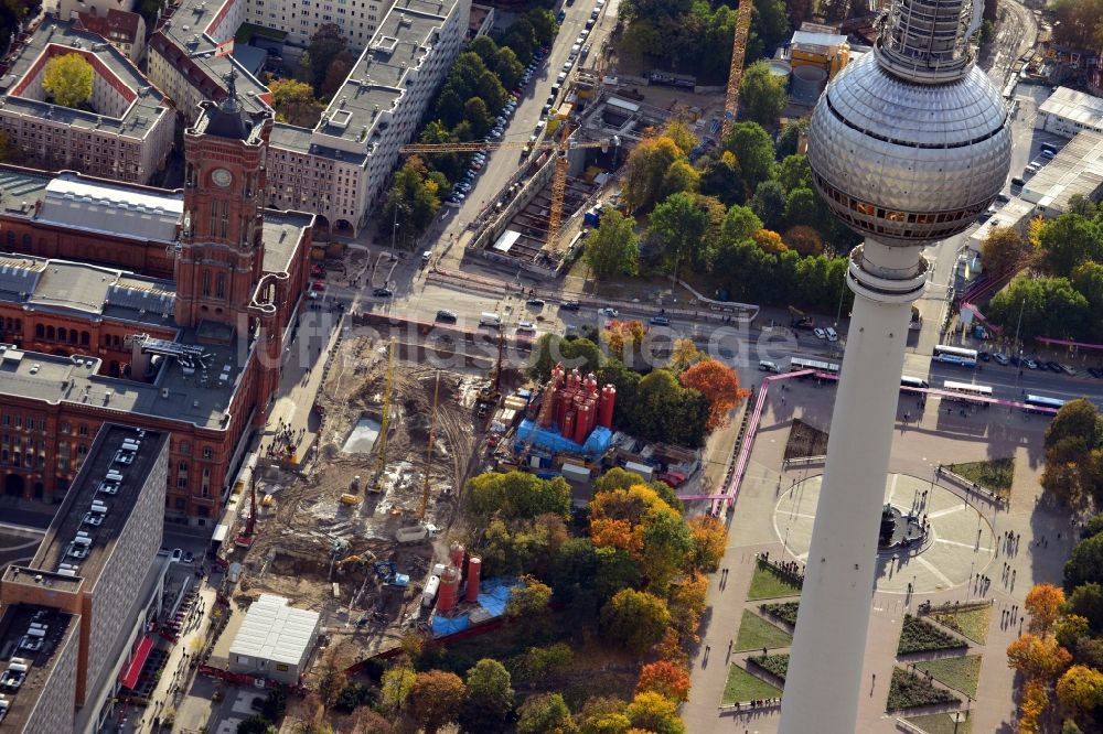 Berlin aus der Vogelperspektive: Baustelle Neubau Bahnhof Berliner Rathaus in Berlin-Mitte