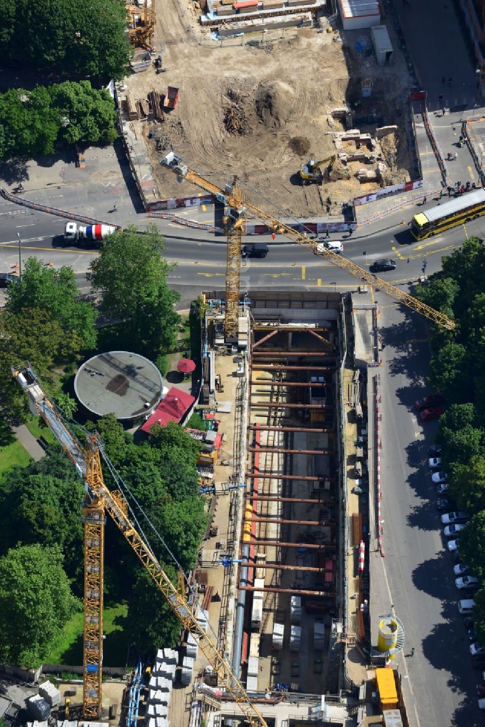 Berlin Mitte aus der Vogelperspektive: Baustelle Neubau U-Bahnhof - Tunnel am Bahnhof Berliner Rathaus in Berlin-Mitte