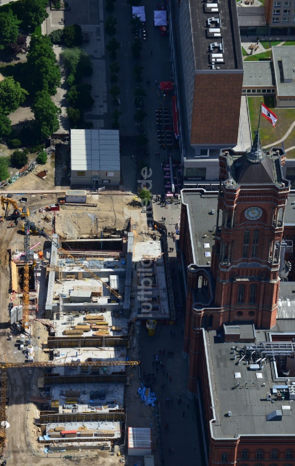 Luftaufnahme Berlin Mitte - Baustelle Neubau U-Bahnhof - Tunnel am Bahnhof Berliner Rathaus in Berlin-Mitte