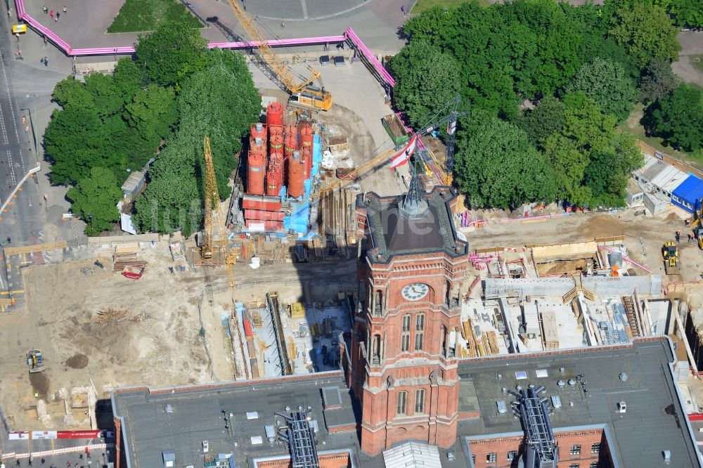 Luftaufnahme Berlin Mitte - Baustelle Neubau U-Bahnhof - Tunnel am Bahnhof Berliner Rathaus in Berlin-Mitte