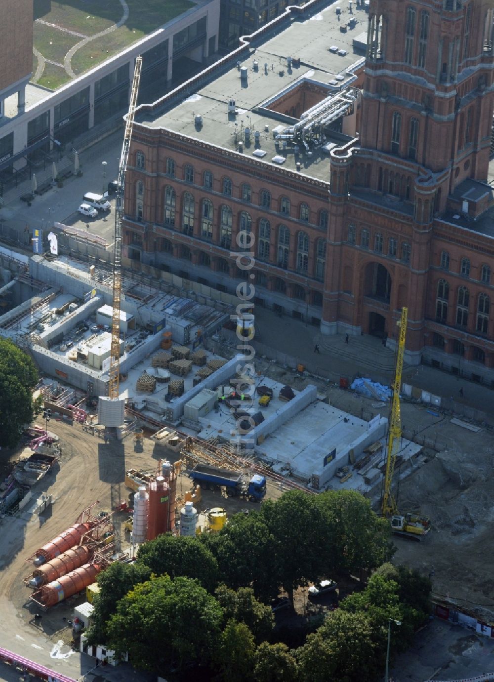 Berlin Mitte aus der Vogelperspektive: Baustelle Neubau U-Bahnhof - Tunnel am Bahnhof Berliner Rathaus in Berlin-Mitte