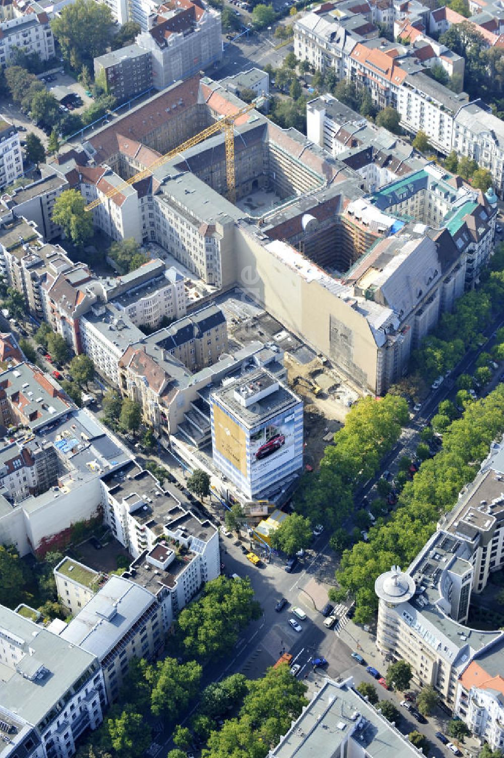 Berlin aus der Vogelperspektive: Baustelle für den Neubau des Büro- und Geschäftshauses ? N° 195 Kudamm ? in Berlin - Charlottenburg