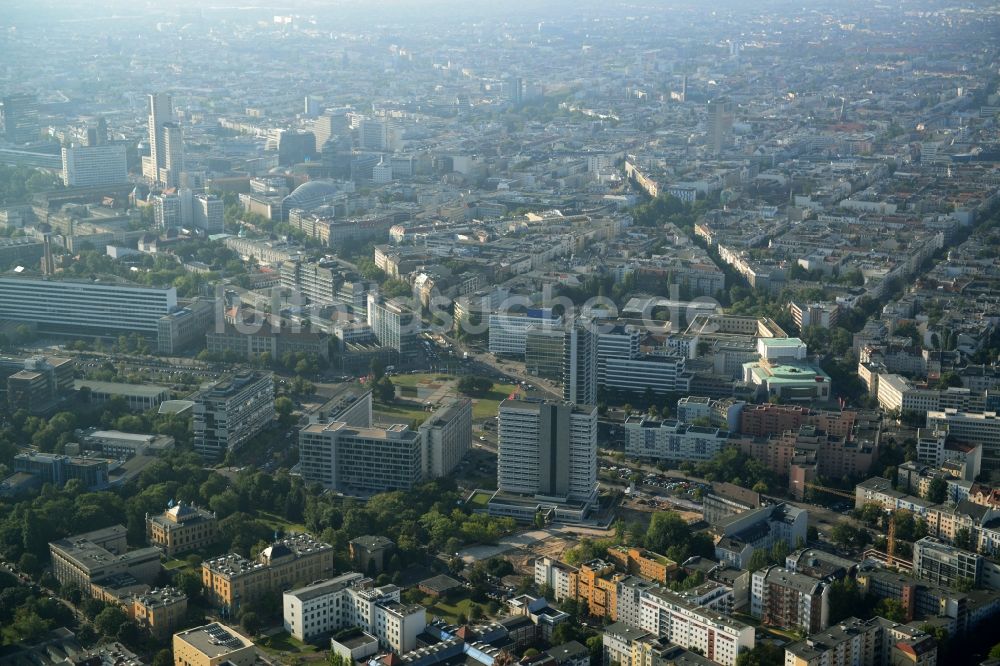 Berlin aus der Vogelperspektive: Baustelle für den Neubau Deutsche Bank Campus an der Otto-Suhr-Allee im Stadtteil Charlottenburg von Berlin